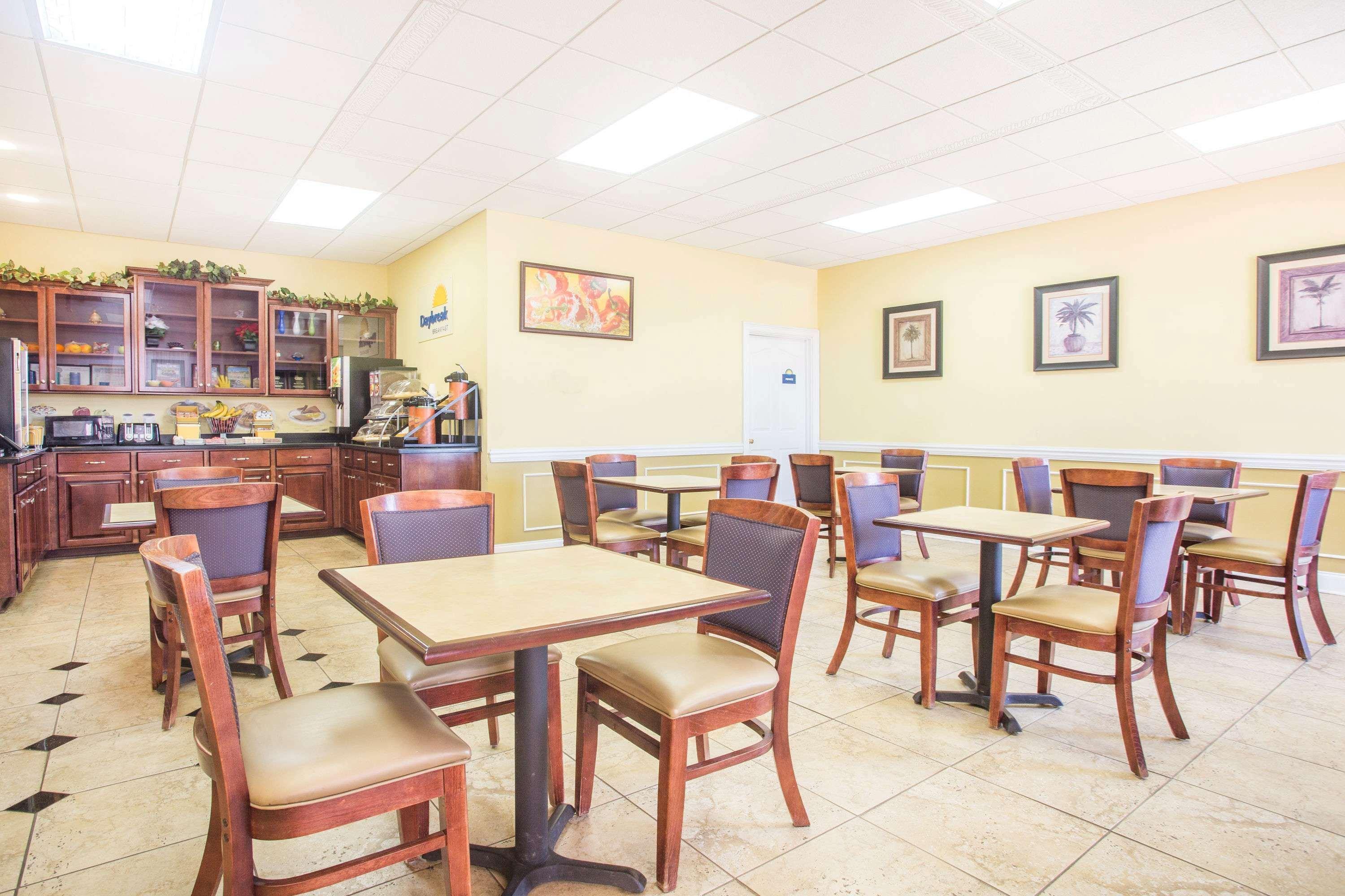 Days Inn & Suites By Wyndham Swainsboro Exterior photo