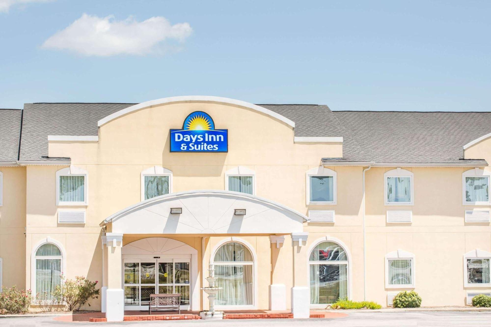 Days Inn & Suites By Wyndham Swainsboro Exterior photo