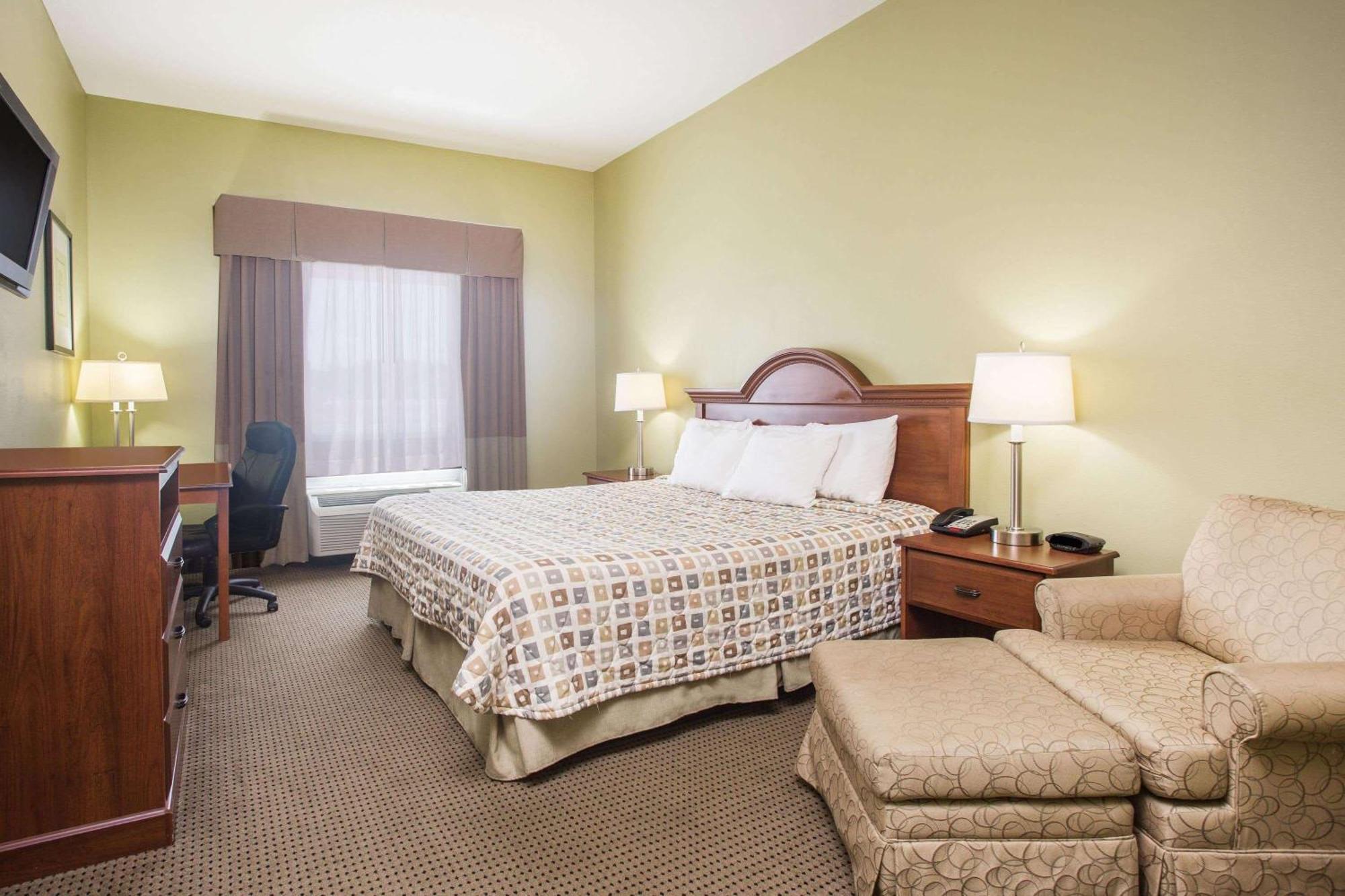 Days Inn & Suites By Wyndham Swainsboro Exterior photo