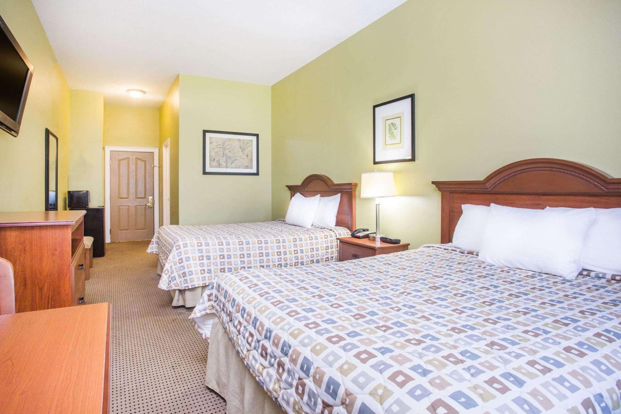 Days Inn & Suites By Wyndham Swainsboro Exterior photo
