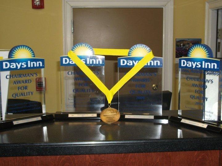 Days Inn & Suites By Wyndham Swainsboro Exterior photo